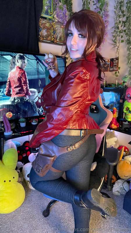 Claire Redfield cosplay! ❤️ which Resident Evil game is your.. 21