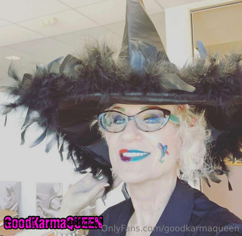 HAPPY HALLOWEEN!!!

I was a cool ass witch for Halloween a f..