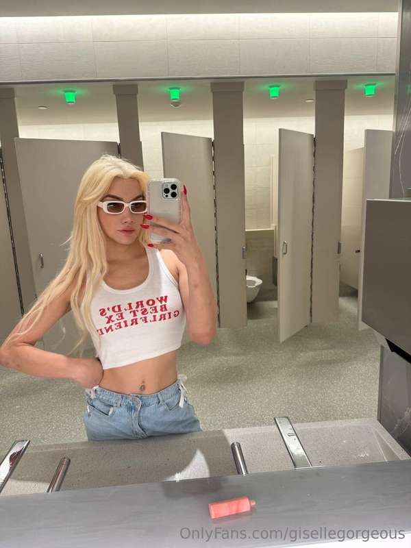 Little crop top and shades 🩷 Happy 2025!! 💋