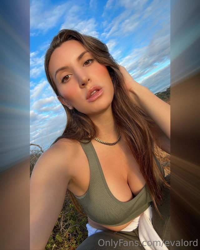 Would you get sweaty with me.... On a hike 🥰🍃🌱
