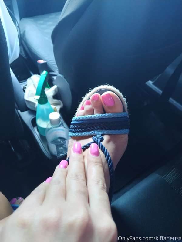 I just did these pics. This pink nails got perfect with thes..