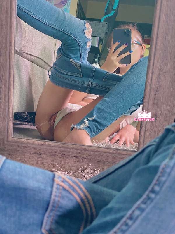 White t shirt and jeans 😉 3