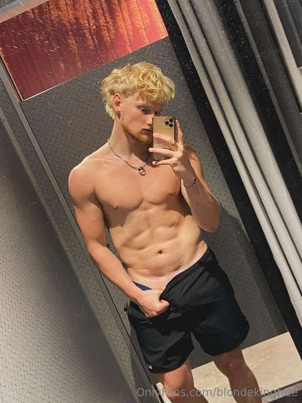 British lad @goldenboyliamx 🇬🇧 Might seem a bit shy, but onc.. 2