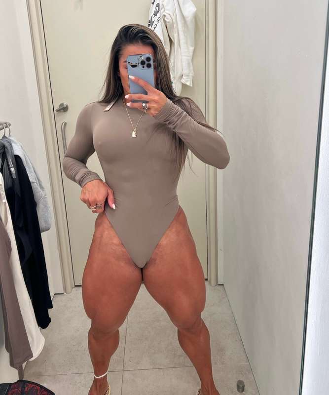 Do you like muscle mommies babe? 😈👅