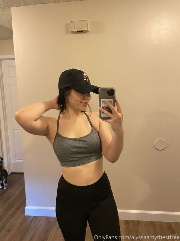 Sweaty girl after my workout😌 Swipe to the next pic to see s..
