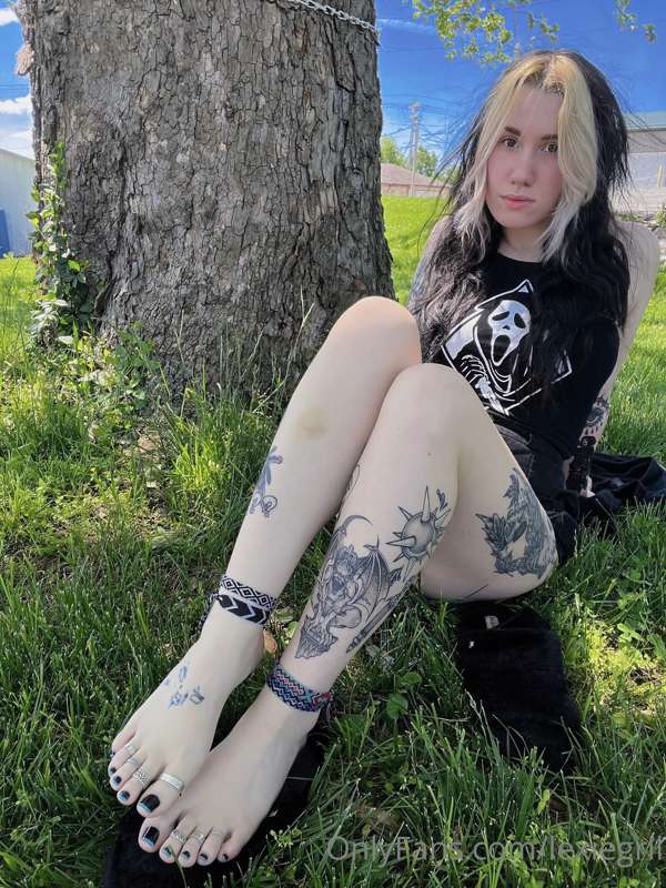 I really want my feet worshiped todayy 8