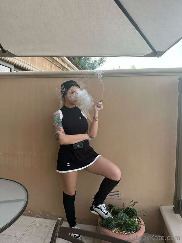 Do you like to fuck when high? 💨 or is it just me? 1