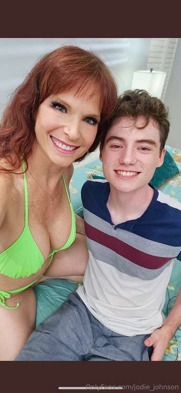 shot FOUR pro scenes with stunning milf @syrendemerxxx this ..