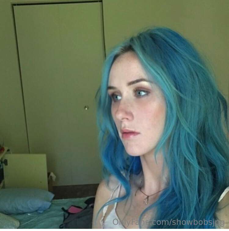 okay so I need some advice: I’m thinking of dying my hair bl..