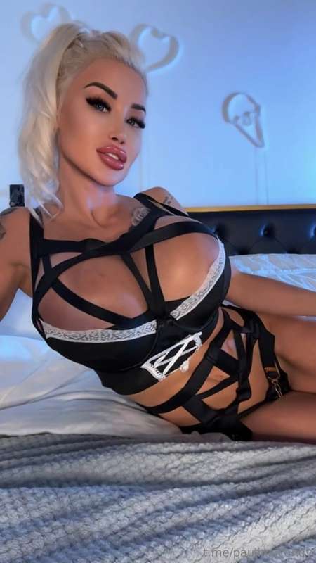 Late-night pussy play video 🌙 Tip $15 for a super hot video ..