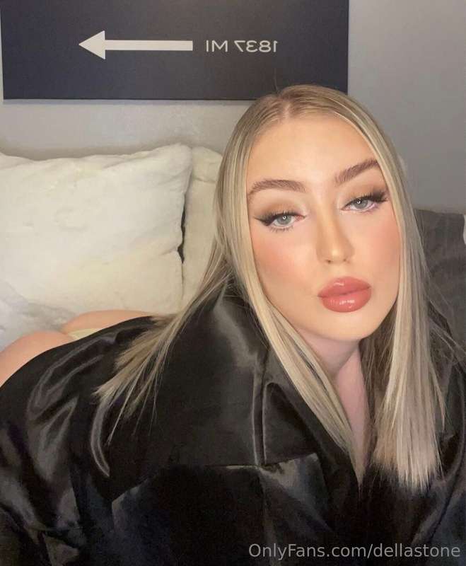 DM me your deepest and darkest fantasy 🖤