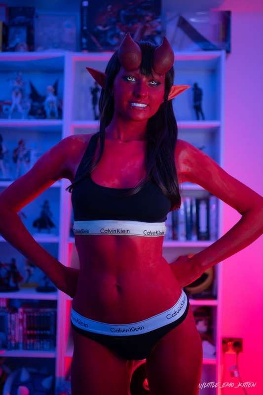 it's also canon for Meru to wear Calvin Klein sports bra and.. 13