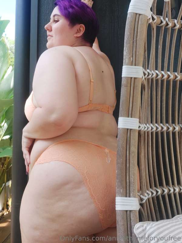 Do you like this color on me? 