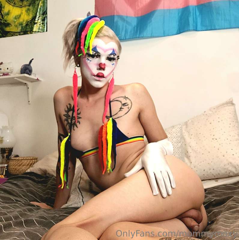 Moxy the clown cums to town thus Halloween season 🤡 hope yal.. 5