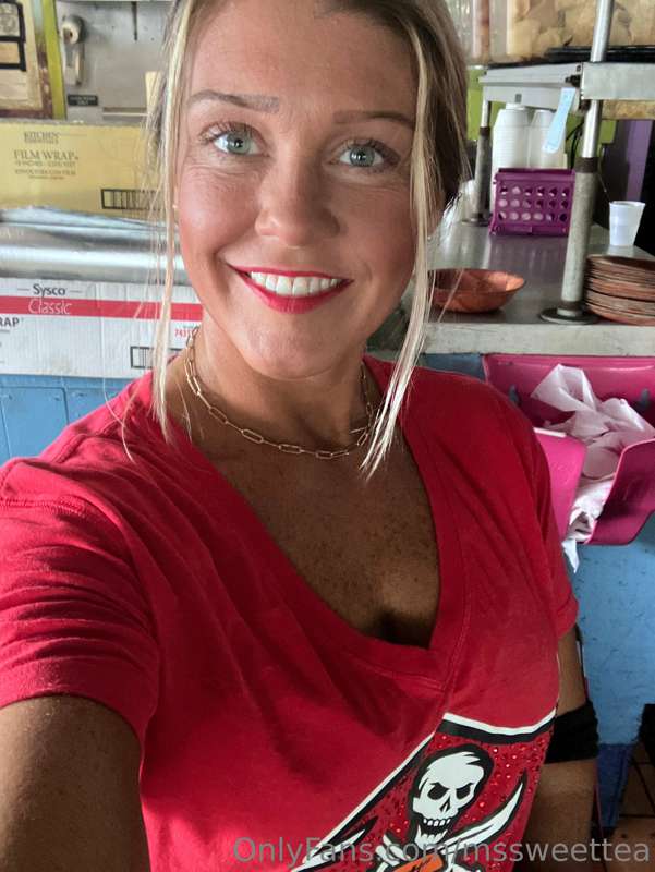 Happy Sunday Everyone!!! Go Bucs 💋. How’s everyone else’s te.. 2