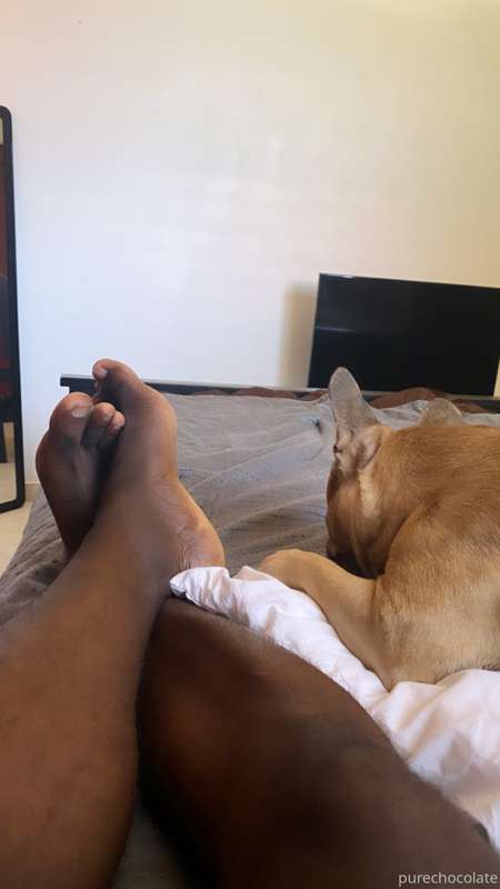 🦶🏾 🦶🏾🍫