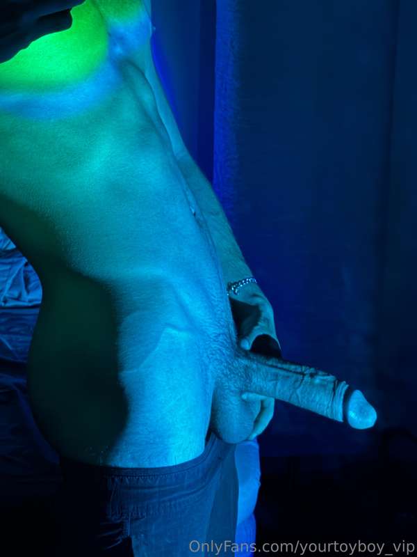 A bit of color and ass… I hope you enjoy it haha🤫💦 4