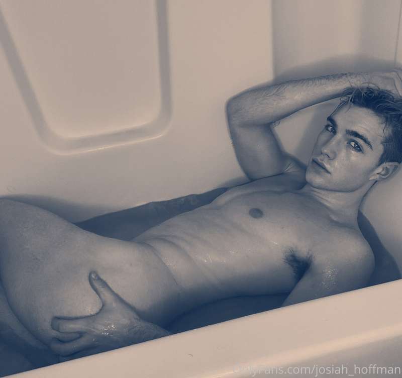 Tub time anyone? 😈💦 7