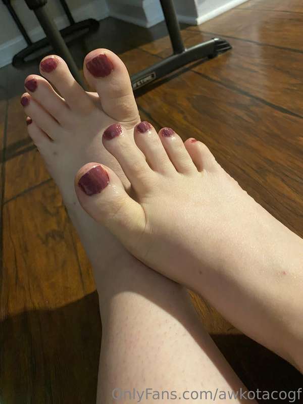 Still working on my foot modeling skills 🦶🏻  Painted my toes..