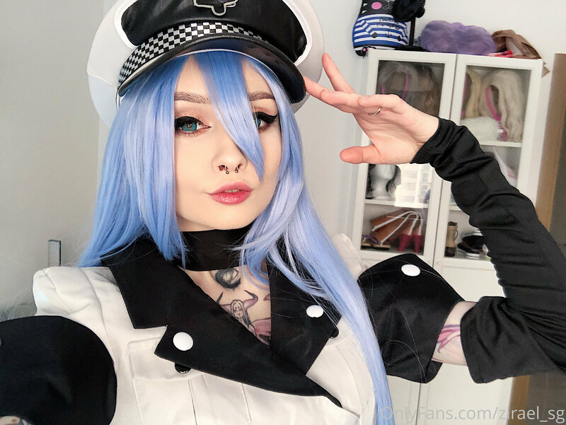 Esdeath cosplay selfie set will be available in few hrs?? 2