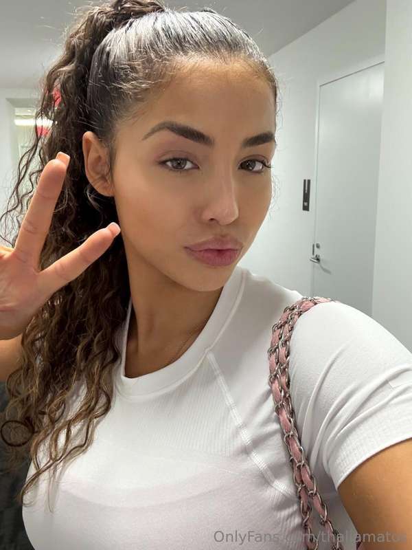 dm me your best pick up line 🤭