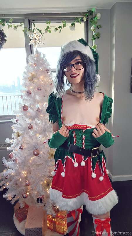 I wish I was a present looking up at your tree ;3 🎄 happy ho.. 23