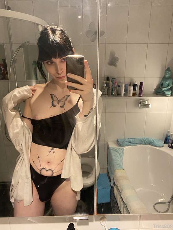Hi everyone! 🖤

I took some dumb pics in my bathroom last sa..