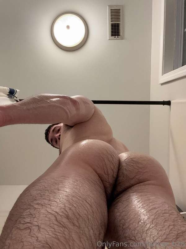 All clean, whose face am I sitting on 😏? If I went live this..