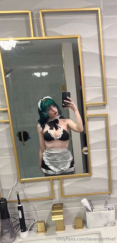did someone order a hot maid? 🧹🧽