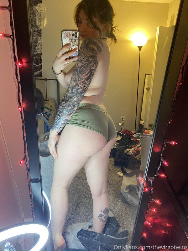 @thebabyblues 

i need someone to play with my booty ?