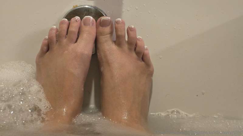 Since you're doing such a shitty job cleaning my feet, now y.. 7