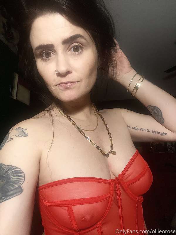 Damn, I should wear red more often!!! 🥀💋🥴 1