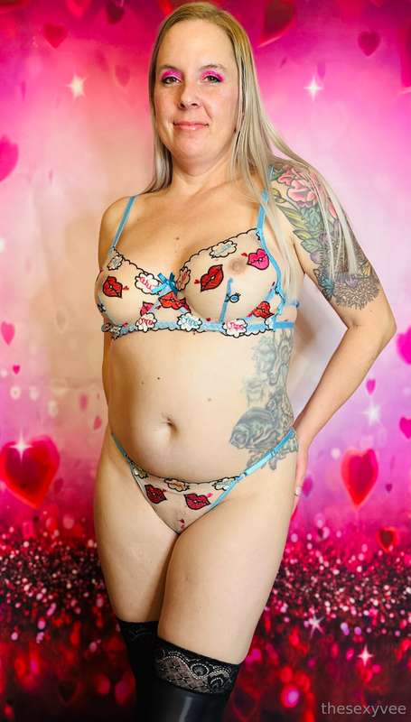 Exxxotica Chicago today! While I’m there showing off my sexy.. 7