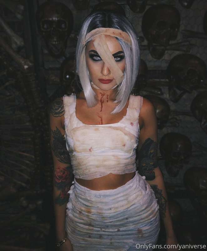 It’s officially spooky szn!!👻🎃  What should I dress up as?  ..