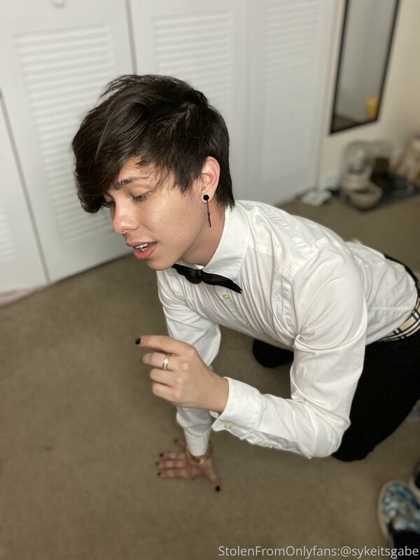 Soooo, anyone into guys in suits like I am ?? Here’s the pic.. 1