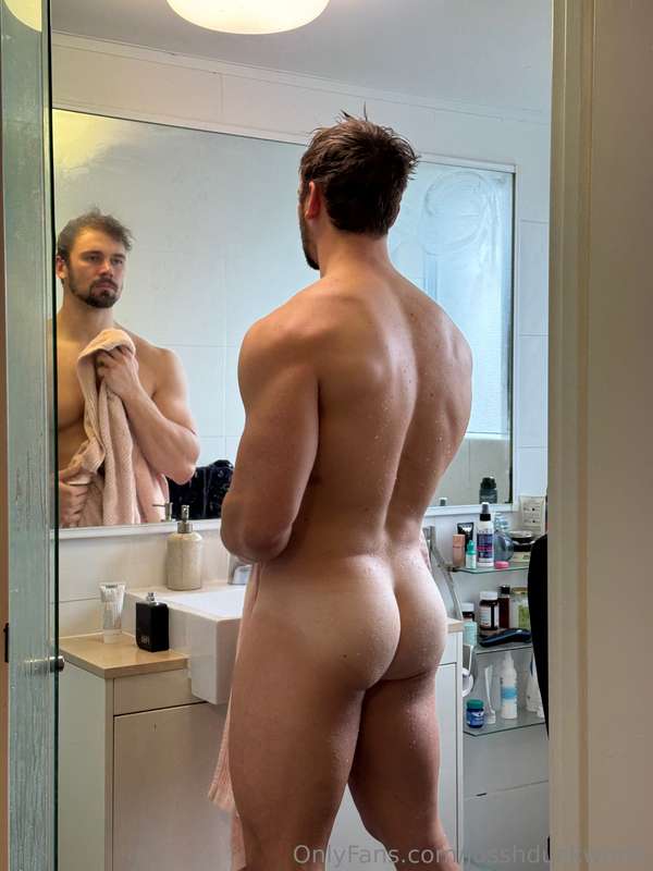 Don’t just watch bro, come in and help me dry off 😉🍑