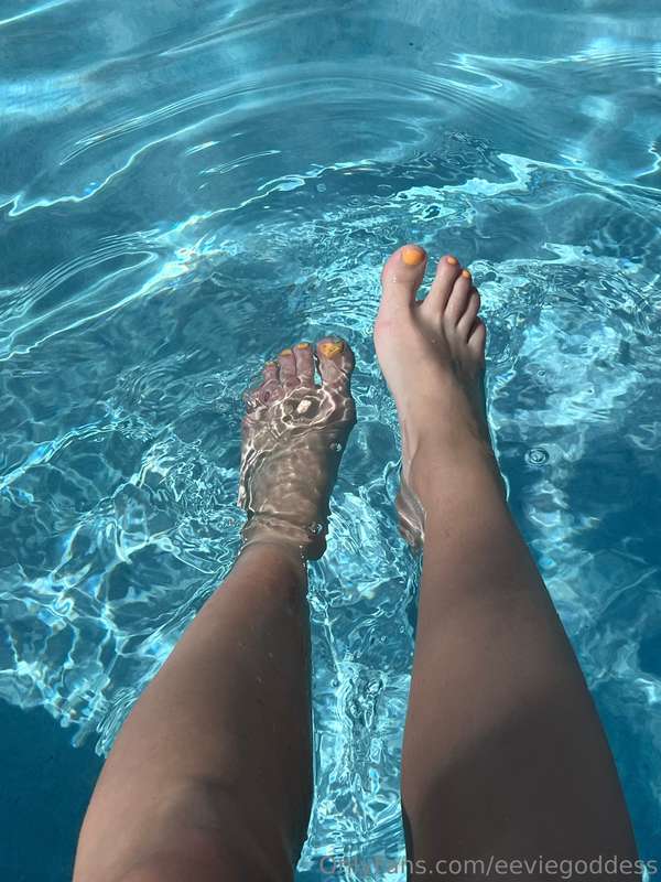 Sunshine and pool vibes🌞💦 Think you can make my day even bri..