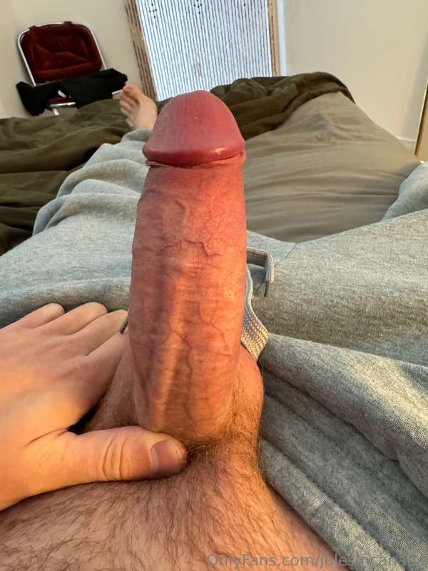 Swipe right to see my big cock 👀 1