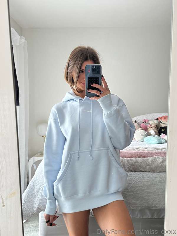 Good morning from a very cold me 🥹 I need some body heat 🥵  1