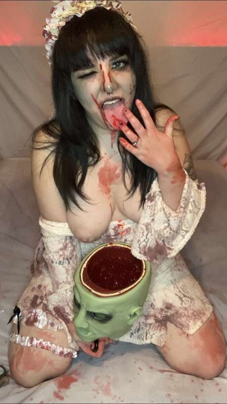 ⚠️Fake Gore Warning ⚠️ It’s just jello “brains” and the head.. 3