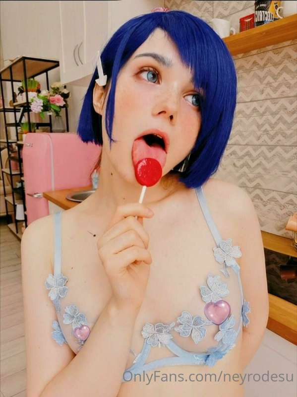 Do you wanna see Ichigo licking this yyyuuuummy lollipop 😋🍭 ..