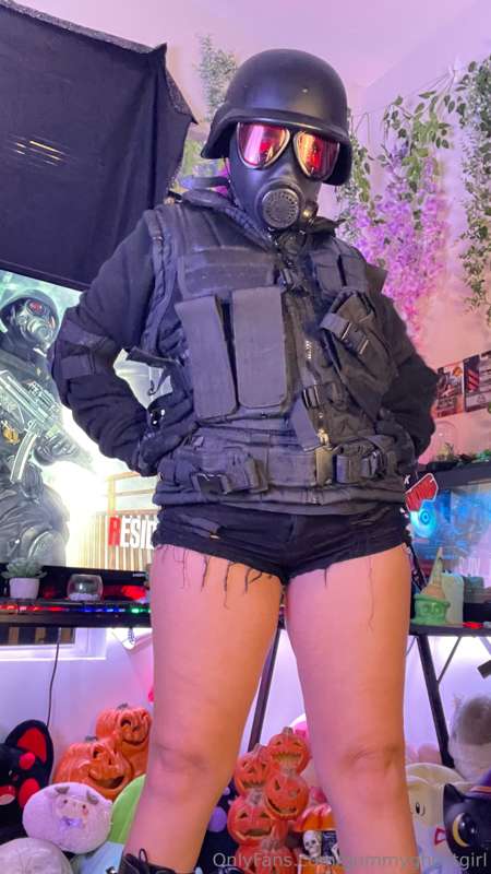 Lady Hunk cosplay! 🖤 geared up and ready to go 😏 13