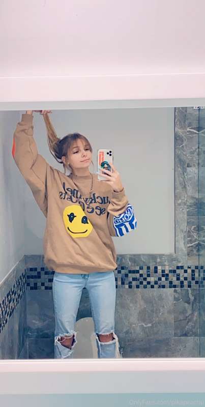 Smol pic update of me today (o)(o) It’s that fun female time.. 2