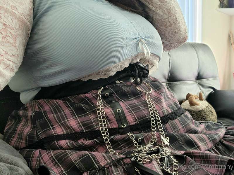 can you tell how big my belly is underneath this skirt? I fe..