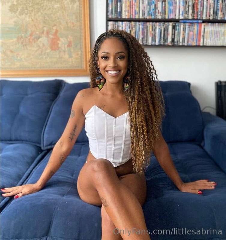 Real enchantress @vitoriaxo is the goddess of exclusive cont..