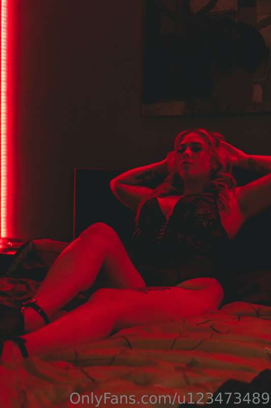 Tu aimerais venir dans la chambre rouge avec moi?😈🔥