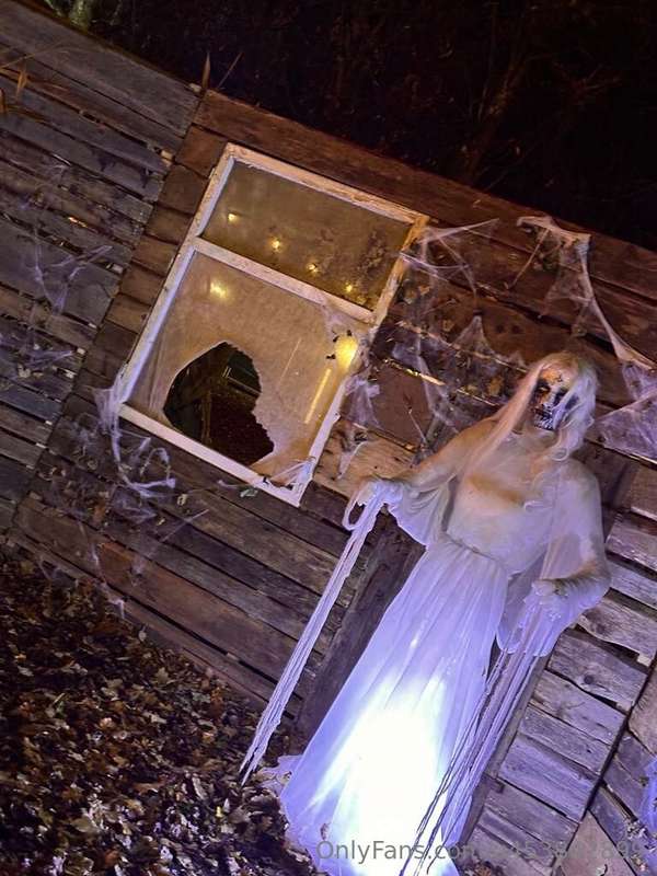 Spent the evening with my family at a Halloween park. Surpri.. 2