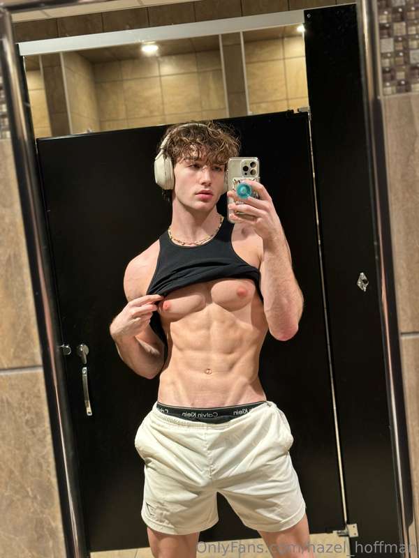 You like locker room fun? 😈 1