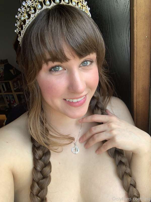 Having too much fun with this tiara!