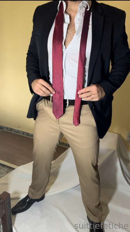 Cada vez me dá mais vontade de vestir roupa social. Gozo fác.. 23